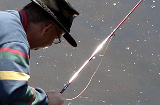 Hochglänzende Fliegenrute "blitzt" beim Fischen