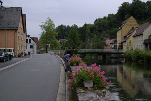 Fliegenfischen auf Bachforellen direkt in der Stadt Waischenfeld, Bayern