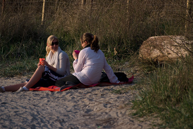 Kleine Beachparty an der Ostsee bei Kiel, Kitzeberg. Alle Fliegenfischer mußten dort passieren