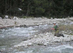 Deckung beim Forellenfischen