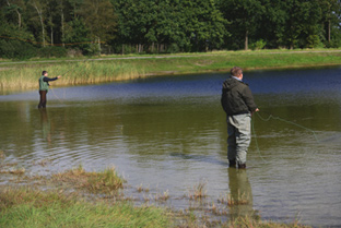 Fliegenfischen am Forellensee in Dorotheental bei Neumünster - Talsperre im Harz. Leider ist hier aber auch das Angeln mit Wasserkugel und dicken Posen erlaubt.