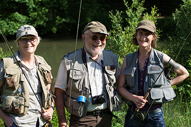 ganze Familie beim Fliegenfischen