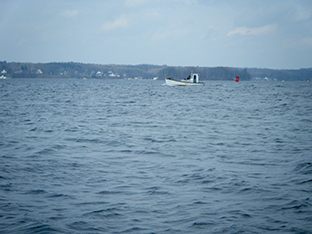 keine 100m vom Strand setzt er seine Netze 