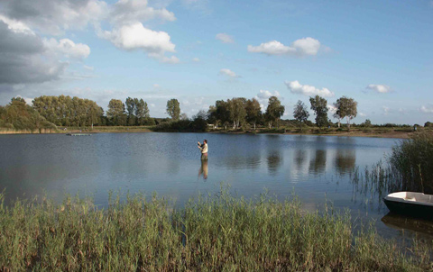 Angeln und Fliegenfischen mit der Fliege am Forellensee Dorotheental bei Neumünster