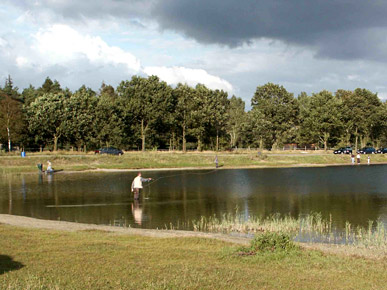 Fliegenfischer am Angelsee Dorotheental bei Neumünster. Auch "normales" Angeln geht hier recht gut