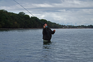 Hauke aus Kiel beim Fliegenfischen auf Meerforelle vor dem Campingplatz Bockholwik in der Flensburger Förde