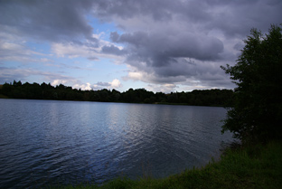 Schlechtes Wetter beim Angeln am Kreidesee in Hemmoor. Beim Fliegenfischen ging natürlich etwas