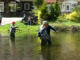 Praxis im Fliegenfischerkurs, diesmal direkt an der Bode