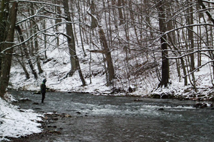 Stefan aus Burgdorf probierte es zuerst im schnellen Wasser.