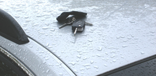 Aktive Stressvermeidung: Autoschlüssel immer zuerst auf das Autodach legen