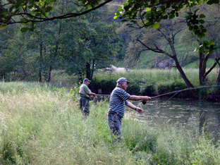 Erwin B. und Freund beim Fliegenfischen an der Wiesent
